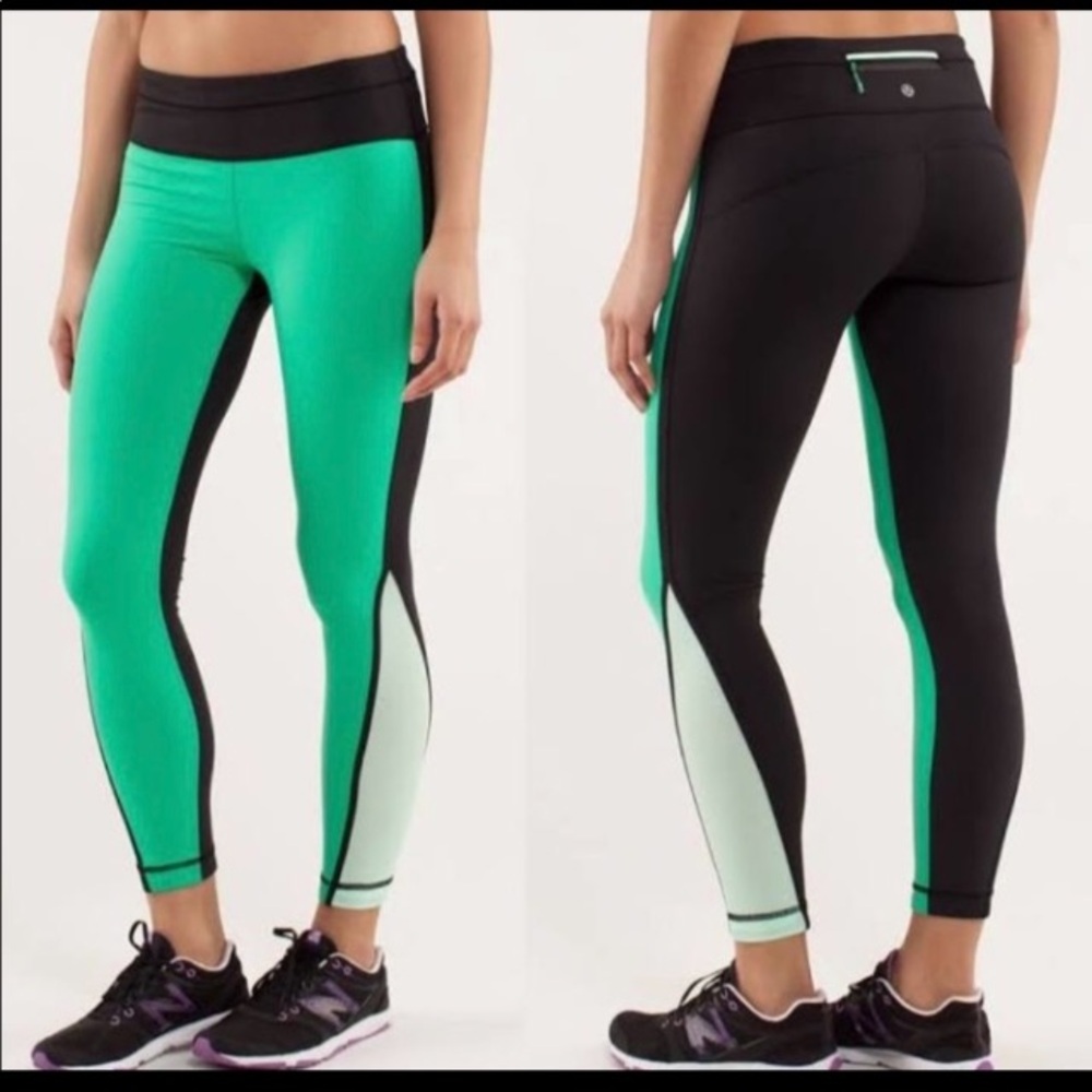 Vintage Lululemon Run Pace Tight leggings in the color very green / black